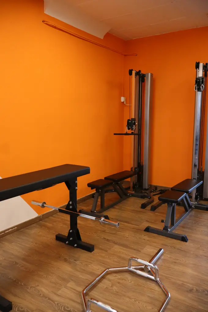 Zona de entrenamiento con bancos