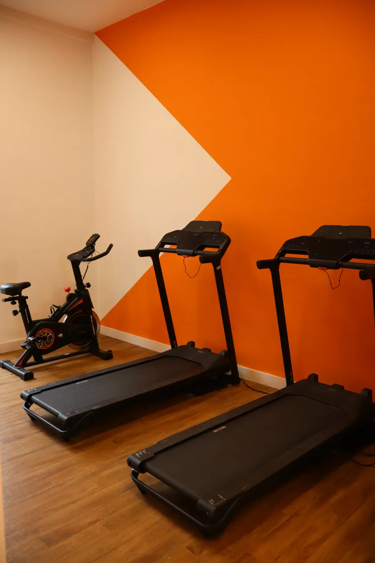 Sala de cardio con cintas de correr