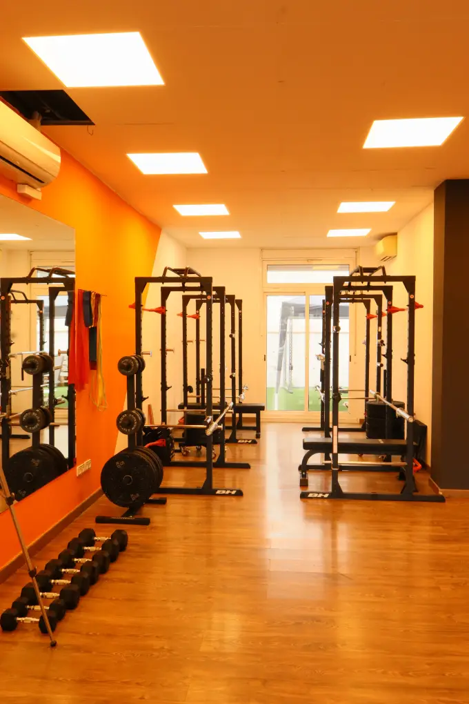 Sala principal con racks y peso libre